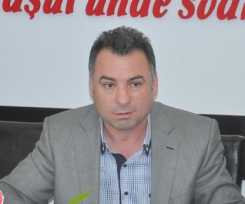 Matei împarte pachete cu alimente